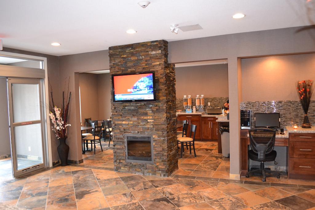 Western Star Inn And Suites Carlyle Extérieur photo